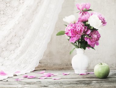 Beyaz grunge arka planda stilllife