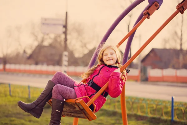 Szczęśliwa dziewczyna na swing — Zdjęcie stockowe