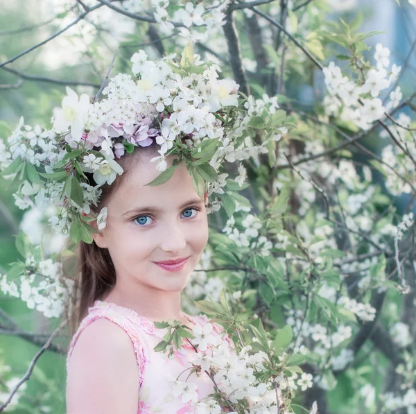 Bella ragazza con fiore di primavera — Foto Stock