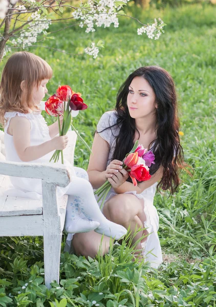 Matka s batoletem v jarní zahradě — Stock fotografie