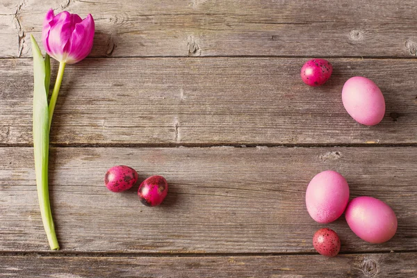 Oeufs de Pâques avec des fleurs sur fond en bois — Photo