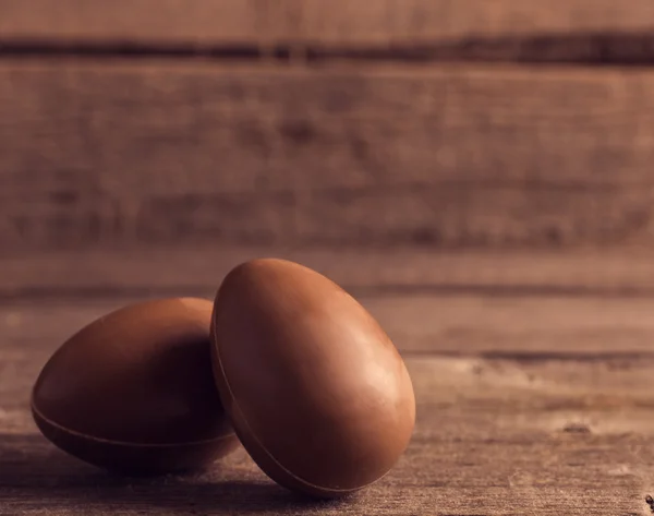 Œufs de Pâques au chocolat sur fond en bois — Photo