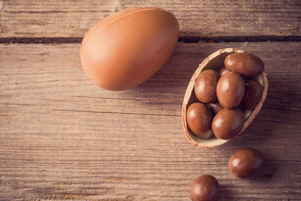 Cioccolato uova di Pasqua su sfondo di legno — Foto Stock