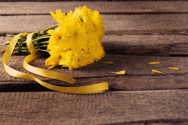 Flores sobre fondo de madera — Foto de Stock