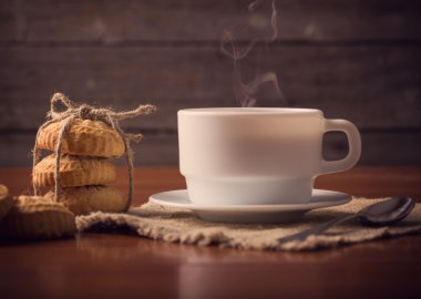 ahşap zemin üzerinde tanımlama ile sıcak kahve