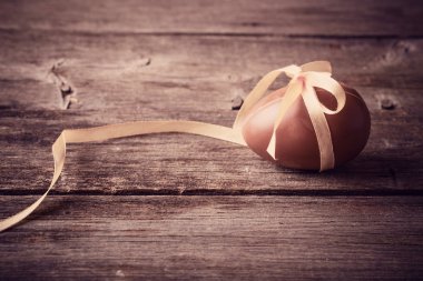 Tahta Arkaplanda Çikolatalı Paskalya Yumurtaları