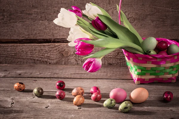 Flowers and easter eggs  on wooden background — Stock Photo, Image