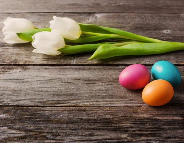 Uova di Pasqua con fiori su sfondo di legno — Foto Stock