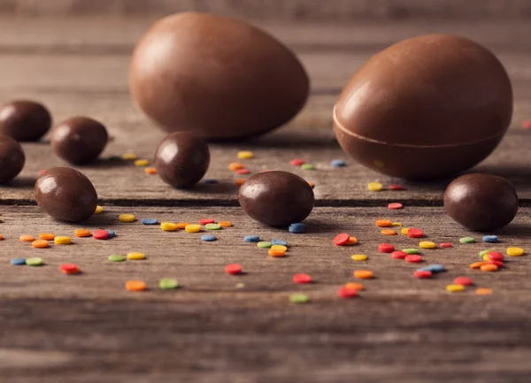 Œufs de Pâques au chocolat sur fond en bois — Photo