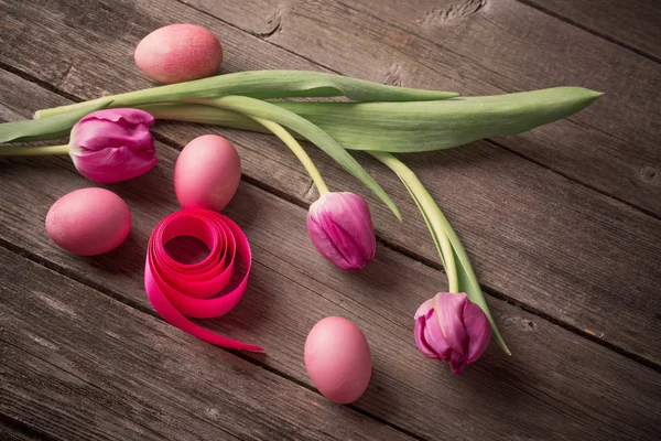 Ovo de Páscoa e tulipa com fita — Fotografia de Stock