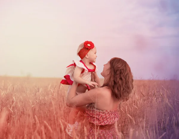 Mor och hennes dotter på fältet vete — Stockfoto