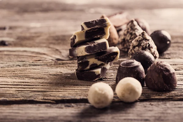 Шоколад на старому дерев'яному столі — стокове фото