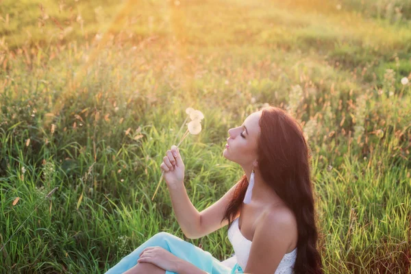 Belle fille en plein air — Photo