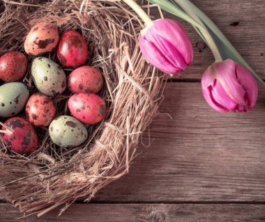 Paskalya yortusu yumurta yuva rustik ahşap zemin üzerine çiçekli