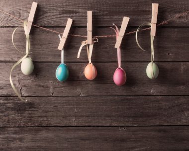 ahşap adam giyim iğneleri iple Paskalya yumurtaları ekleyin