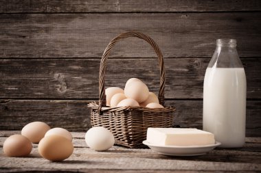 ahşap zemin üzerinde gıda