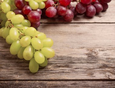 Tahta bir masada üzümler