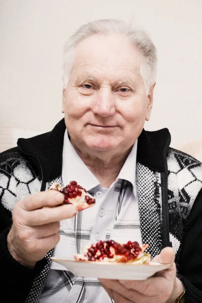 Old men with pomegranate — Stock Photo, Image