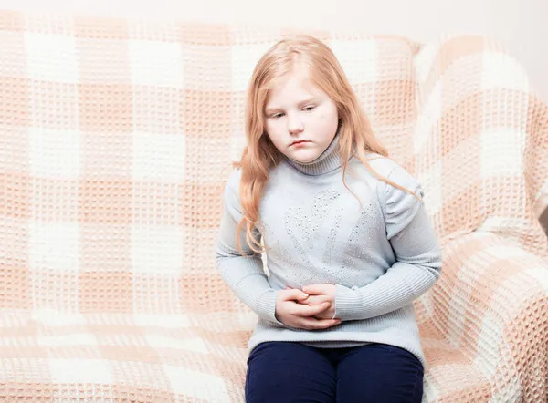 Niño con dolor de estómago en el sofá — Foto de Stock