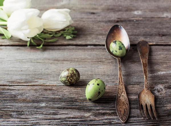 Ročník příbory vidlička a lžíce s velikonoční vajíčka na staré dřevěné — Stock fotografie