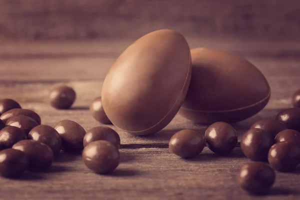 Huevos de Pascua de chocolate sobre fondo de madera —  Fotos de Stock