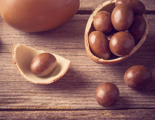 Œufs de Pâques au chocolat sur fond en bois — Photo