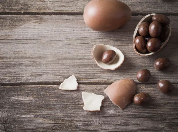 Œufs de Pâques au chocolat sur fond en bois — Photo