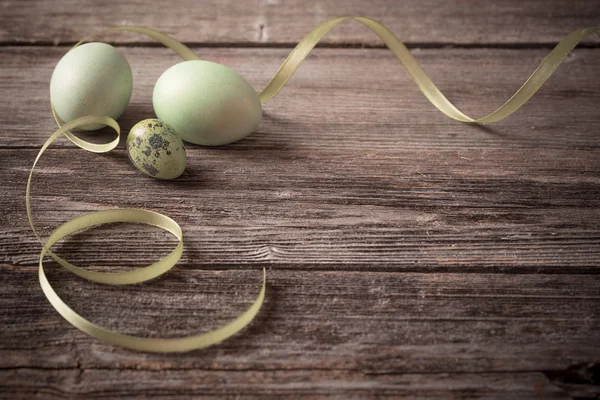 Ahşap arka planda yeşil paskalya yumurtaları — Stok fotoğraf