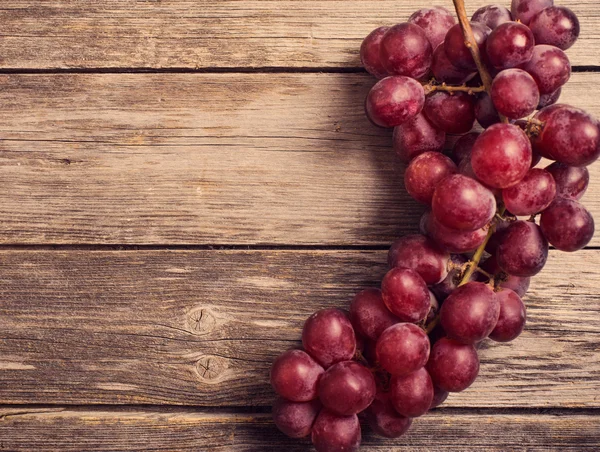 Grapes on a wooden table — Stock Photo, Image