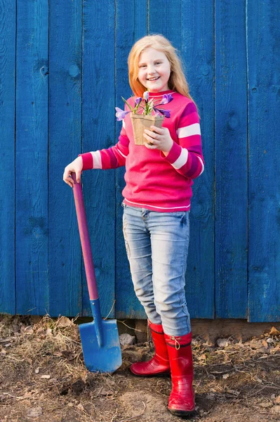 Menina jovem jardinagem — Fotografia de Stock
