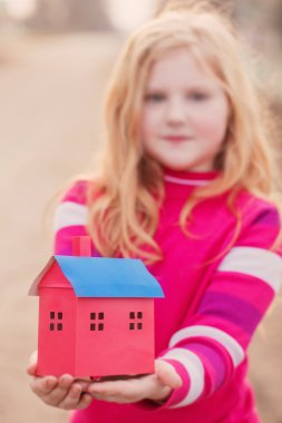 Çocuk tutan eller evde 