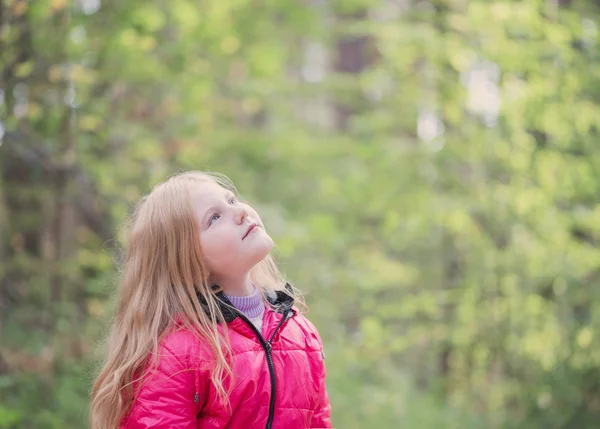 Mladá dívka portrét venku usmívá — Stock fotografie