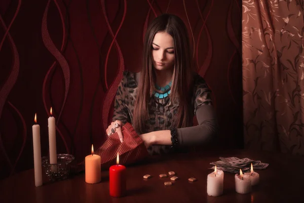 Jeune femme avec runes et cartes de divination dans la chambre — Photo