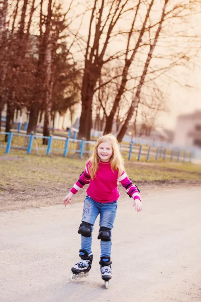 Ευτυχισμένος κορίτσι σε πατίνια — Φωτογραφία Αρχείου
