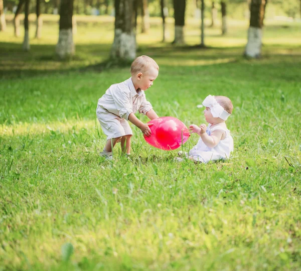 Kinderen met ballon buiten — Stockfoto
