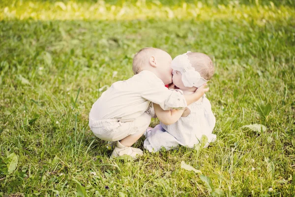Zwei kleine Kinder im Freien — Stockfoto