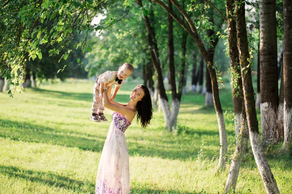 Matka a její dítě v parku — Stock fotografie