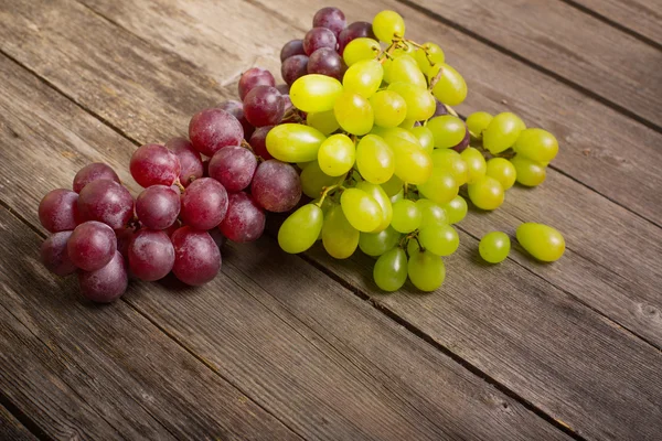 Uvas em uma mesa de madeira — Fotografia de Stock