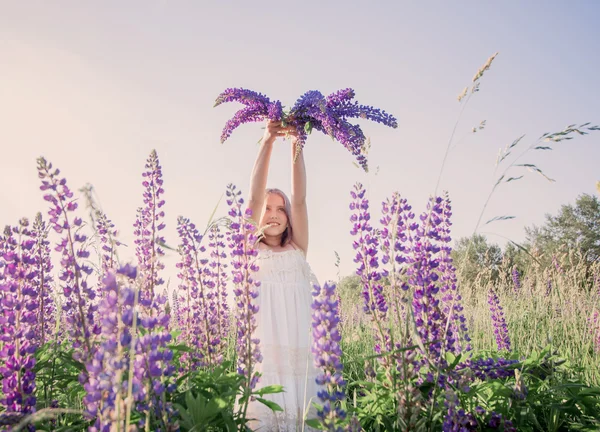 Šťastná dívka venkovní — Stock fotografie