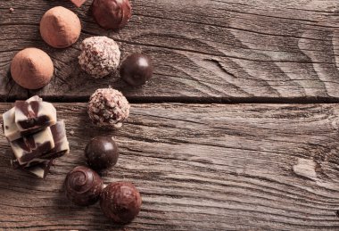 eski ahşap masa üstünde çikolata