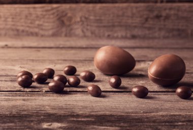 Tahta Arkaplanda Çikolatalı Paskalya Yumurtaları