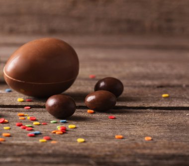 Tahta Arkaplanda Çikolatalı Paskalya Yumurtaları