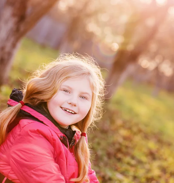 Szczęśliwa dziewczyna na trawie w ogrodzie — Zdjęcie stockowe