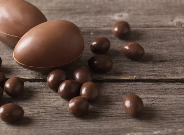 Ovos de Páscoa de chocolate sobre fundo de madeira — Fotografia de Stock