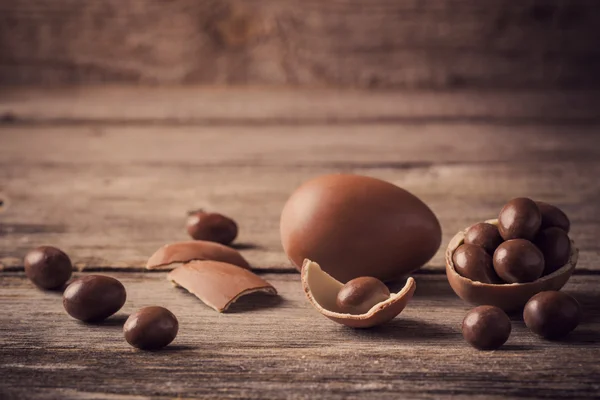 Chocolate Easter Eggs Over Wooden Background — Stock Photo, Image