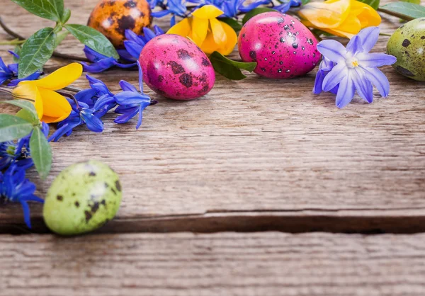 Uovo di Pasqua con bucaneve su sfondo rustico in legno — Foto Stock