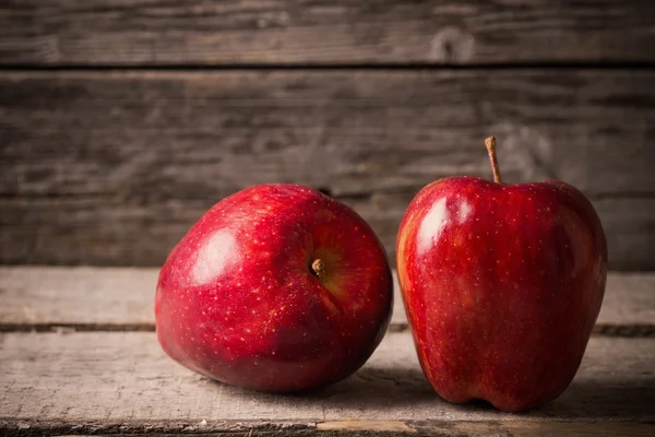 Rode appels op houten ondergrond — Stockfoto