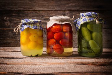 ahşap zemin üzerinde sebze konserveler