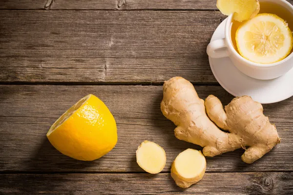 Thé au gingembre au citron dans une tasse blanche — Photo