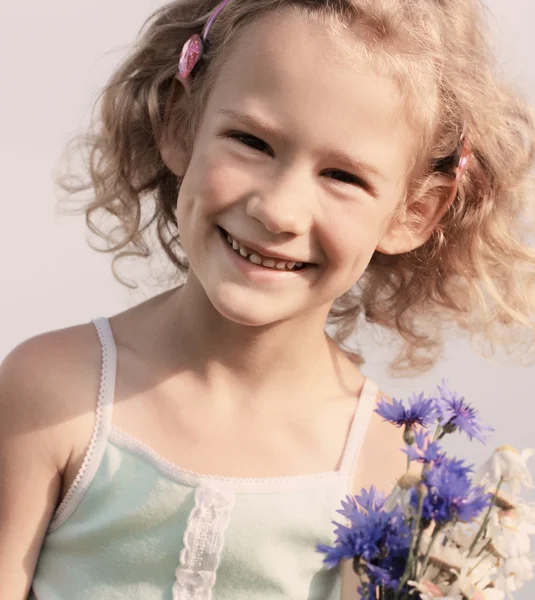 Schattig klein meisje op de weide in de zomerdag — Stockfoto